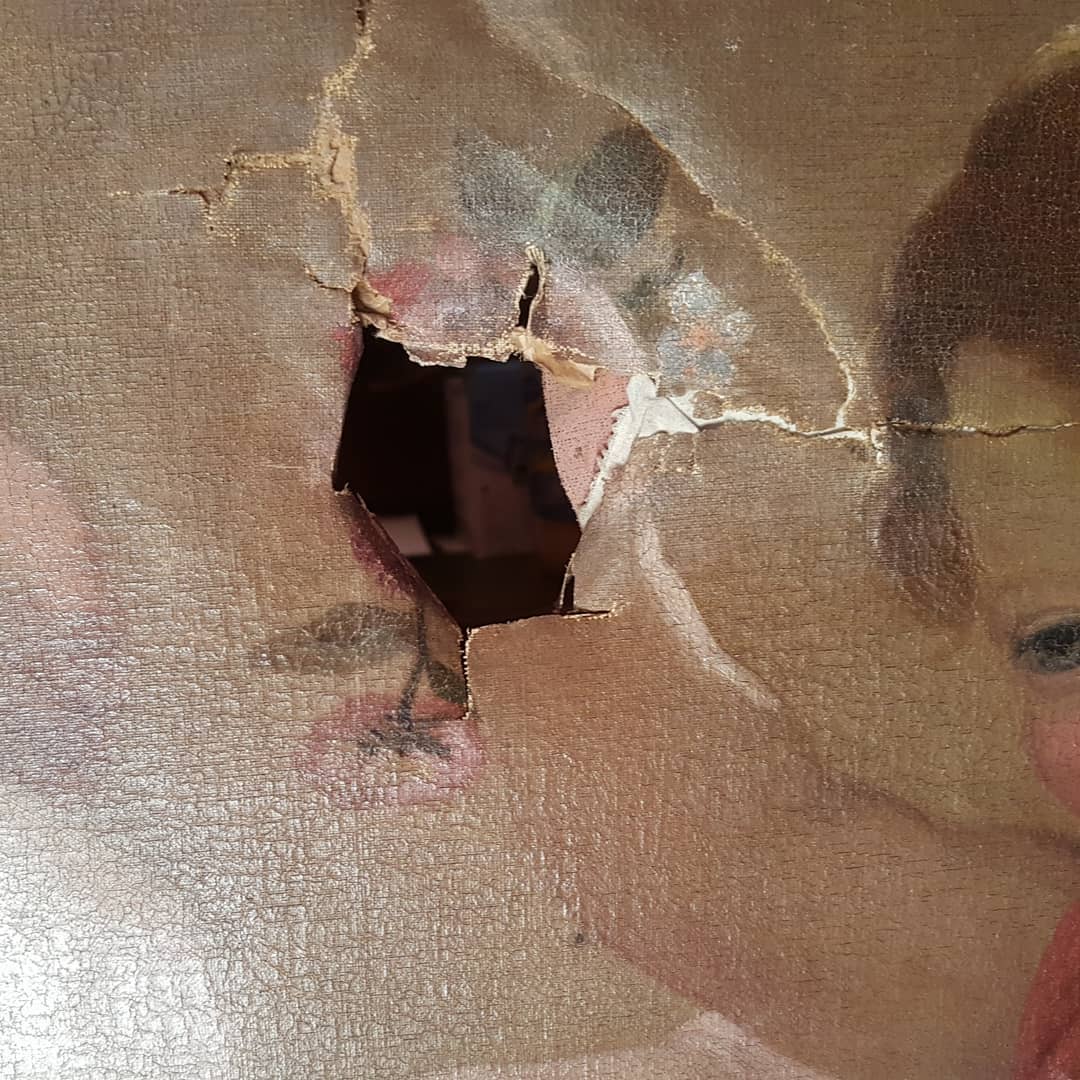 Agujero central: El cuadro no se pintó como decoración de techo, pero posteriormente se ubicó en un techo y se…