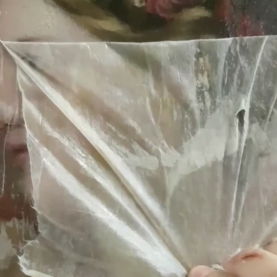 Una vez realizado el sentado de color, se retira el papel tengujo de protección.