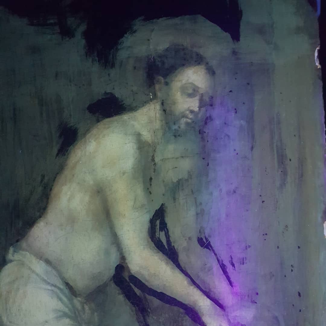 Luz negra ó UV: método de análisis que permite detectar restauraciones previas, repintes, barnices oxidados...
