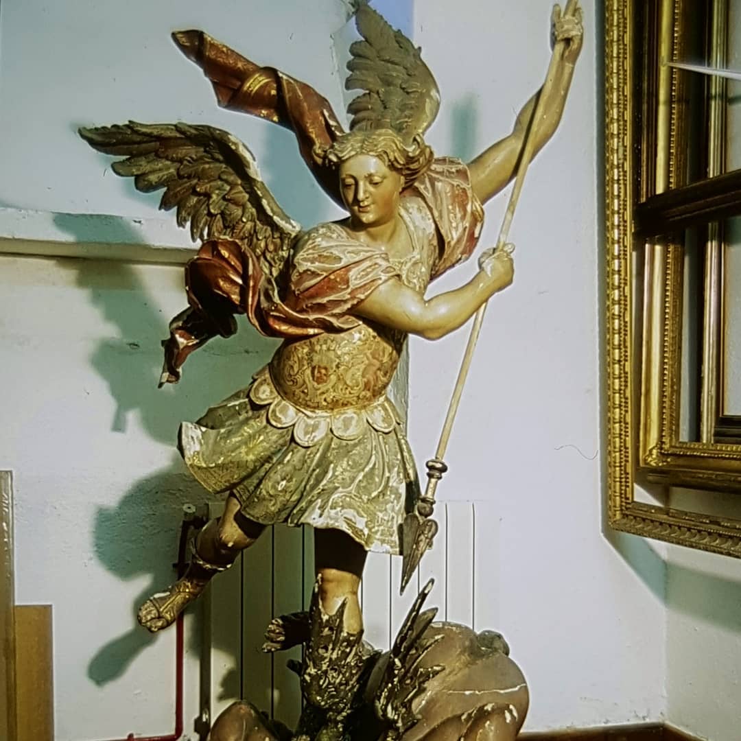 Conjunto escultórico: Arcángel san Gabriel sometiendo al soberbio Lucifer. Talla española del s. XVIII.
