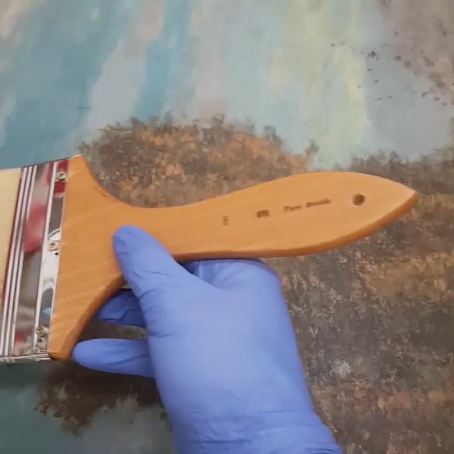 Con el barnizado final de un cuadro, se crea una película sobre la superficie de la pintura al óleo, que prote…
