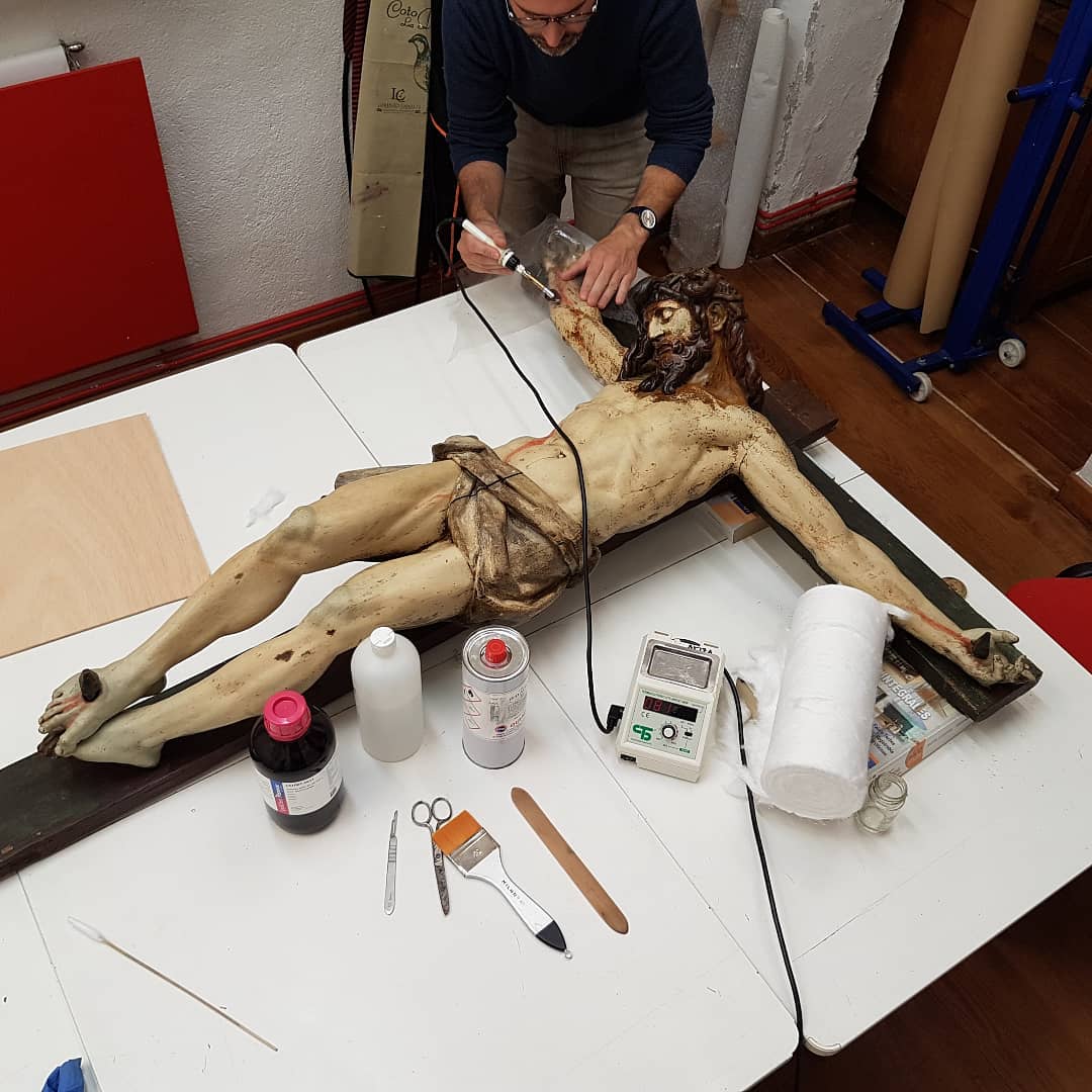 Proceso de conservación preventiva de un "Cristo muerto en la +" (S. XVI, Navarra). Es una talla o escultura d…
