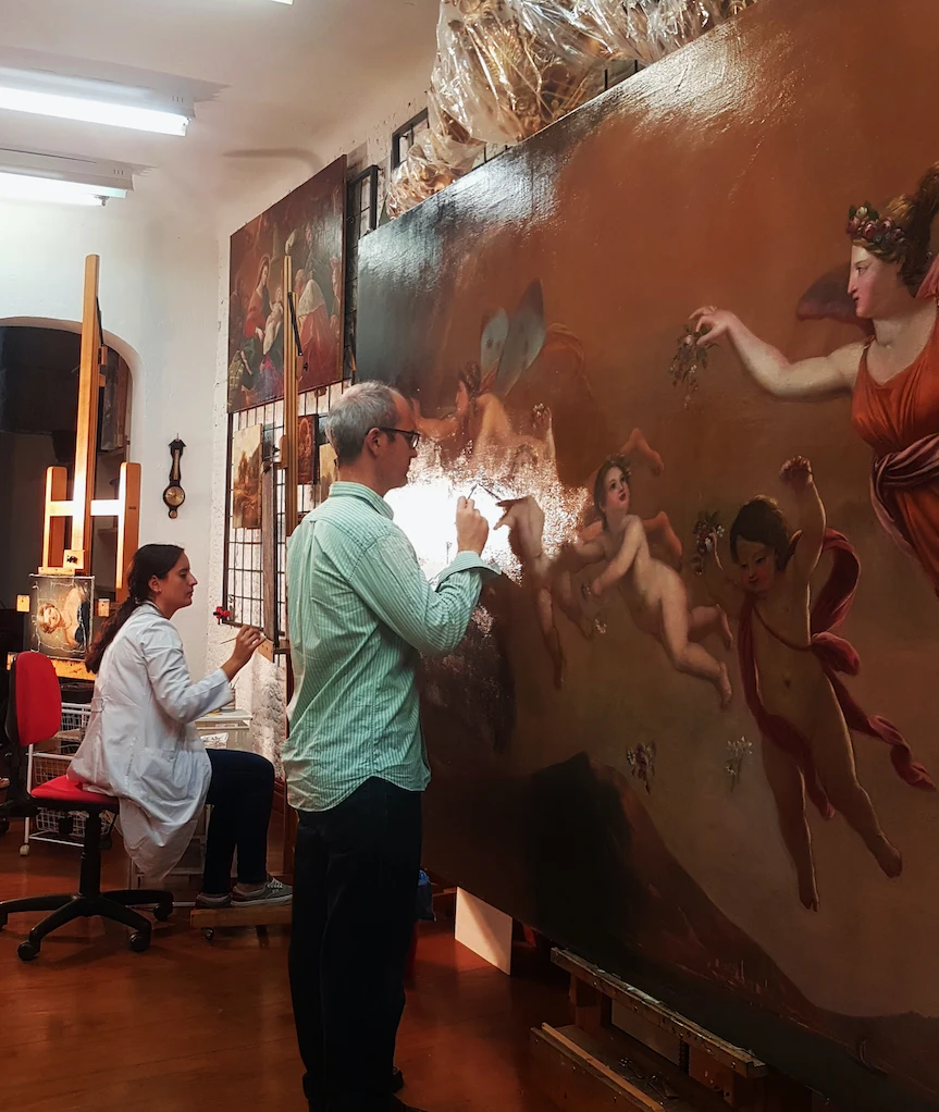 Trabajo de restauración en el estudio